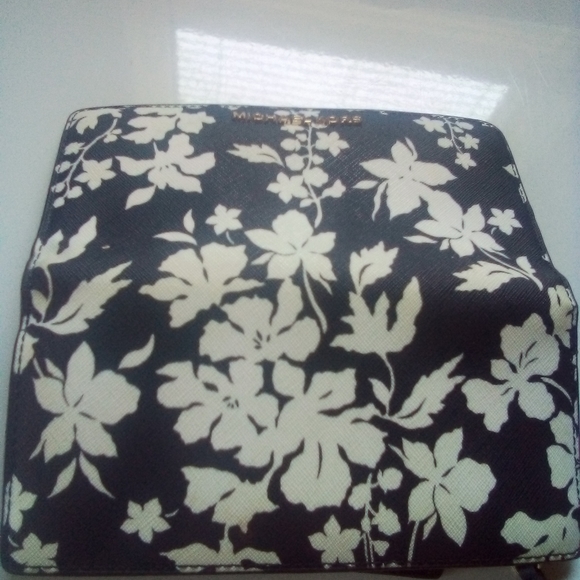 Michael Kors large wallet and card case holder - Picture 3 of 9